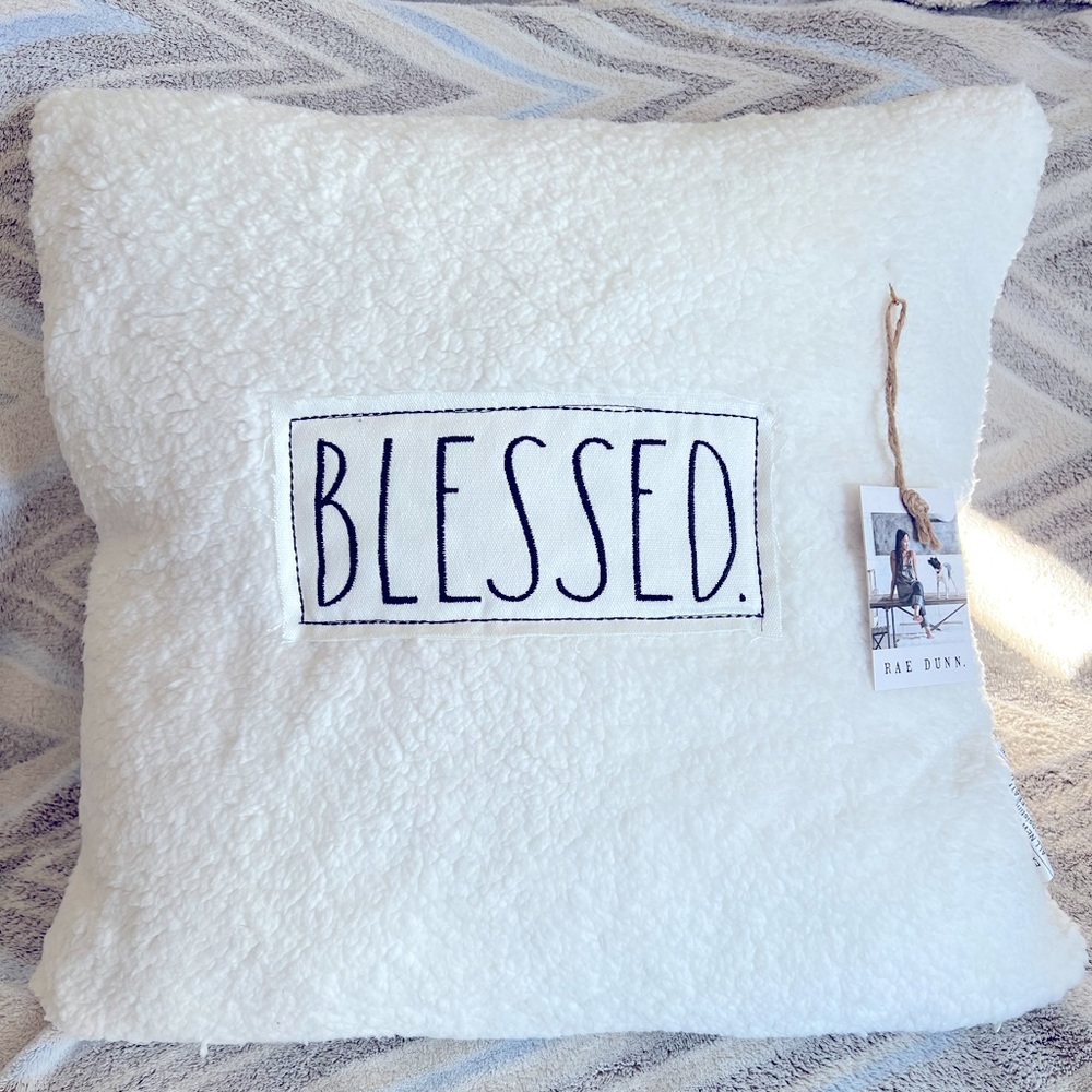 Rae Dunn white Sherpa pillow 🖤